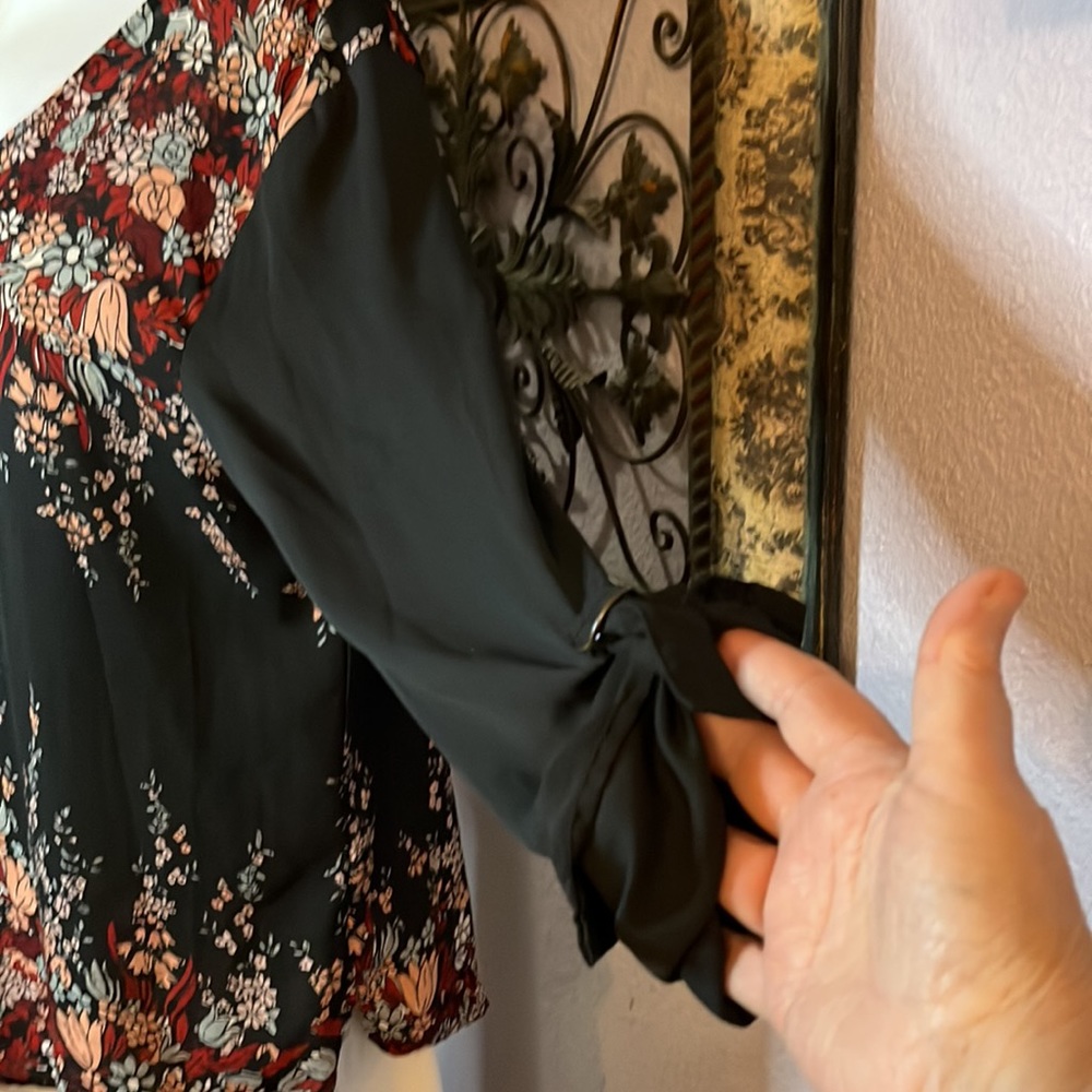 Adorable Maurices Pullover Black Floral Long Sleeve/V-Neck Top Sz M - Picture 5 of 10